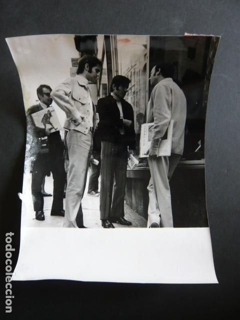 Fotos von Musikern: DUO DINAMICO CONJUNTO MUSICAL EN GRAN VIA DE MADRID ANTIGUA FOTOGRAFIA ORIGINAL 24 X 18 CM
