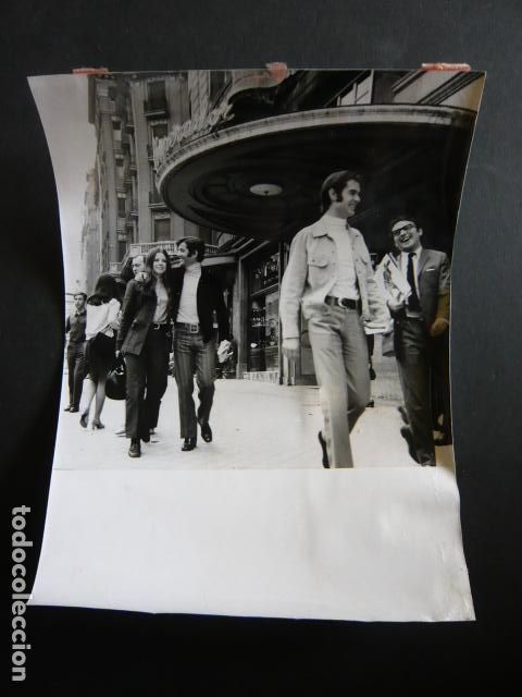 Photos of Singers: DUO DINAMICO CONJUNTO MUSICAL EN LA GRAN VIA MADRID ANTIGUA FOTOGRAFIA ORIGINAL 24 X 18 CM