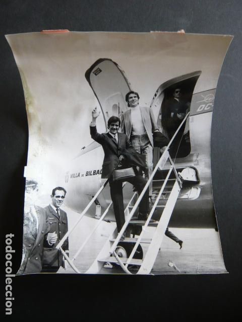 Fotos de cantantes: DUO DINAMICO CONJUNTO MUSICAL EN EL AEROPUERTO DE BARAJAS ANTIGUA FOTOGRAFIA ORIGINAL 24 X 18 CM