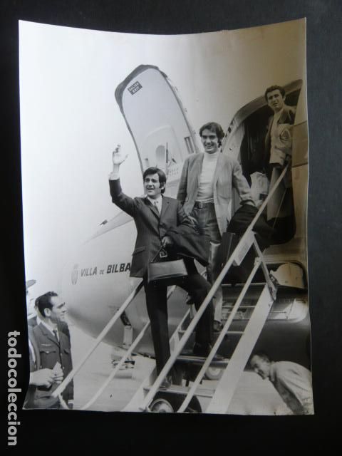 Fotos de cantantes: DUO DINAMICO CONJUNTO MUSICAL DESEMBARCANDO EN BARAJAS ANTIGUA FOTOGRAFIA ORIGINAL 24 X 18 CM