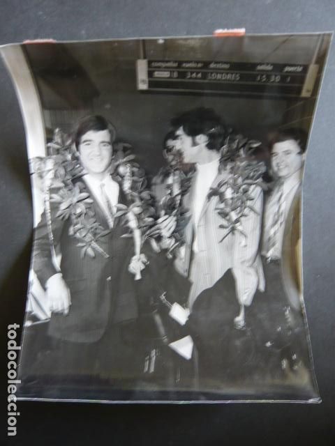 Fotos de Cantores: DUO DINAMICO CONJUNTO MUSICAL DESEMBARCANDO EN BARAJAS ANTIGUA FOTOGRAFIA ORIGINAL 24 X 18 CM