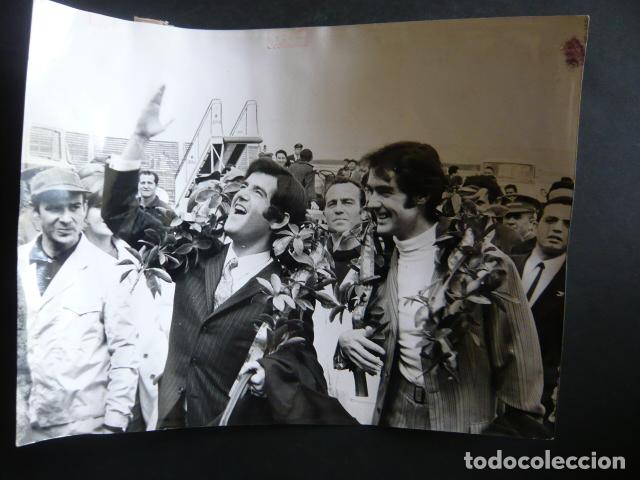 Photos de Chanteurs et Chanteuses: DUO DINAMICO CONJUNTO MUSICAL DESEMBARCANDO EN BARAJAS ANTIGUA FOTOGRAFIA ORIGINAL 24 X 18 CM