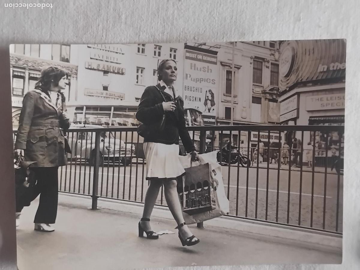 Fotos de cantantes: FOTOGRAFIA DE CARMEN SEVILLA DE COMPRAS POR LONDRES??? FOTOGRAFIA ANTONIO DE BENITO