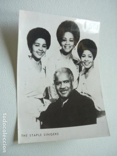 Fotos von Musikern: STAPLE SINGERS CONJUNTO MUSICAL ANTIGUA FOTOGRAFIA ORIGINAL 11,5 X 18 CM