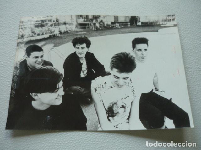 Fotos de cantantes: DANZA INVISIBLE CONJUNTO MUSICAL ANTIGUA FOTOGRAFIA ORIGINAL 13 X 18 CM