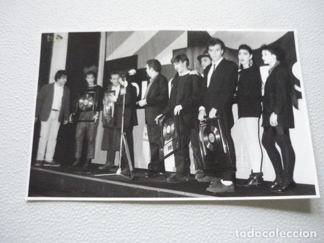 Foto di Cantanti: HOMBRES G CON ROSSY DE PALMA CONJUNTO MUSICAL ANTIGUA FOTOGRAFIA ORIGINAL 12 X 17 CM
