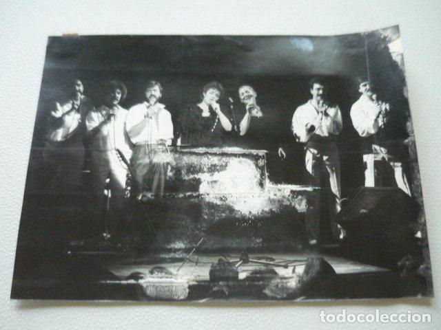 Fotos de cantantes: MOCEDADES CONJUNTO MUSICAL ANTIGUA FOTOGRAFIA ORIGINAL 24 X 18 CM
