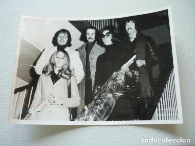 Fotos de Cantores: MIDDLE OF THE ROAD CON SOFIA LOREN ACTRIZ CONJUNTO MUSICAL ANTIGUA FOTOGRAFIA ORIGINAL 18 X 12 CM