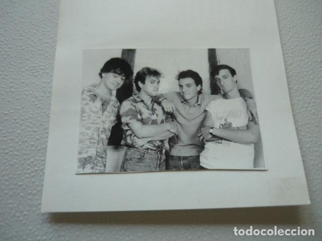 Foto di Cantanti: HOMBRES G CONJUNTO MUSICAL ANTIGUA FOTOGRAFIA ORIGINAL 8,5 X 6,5 CM