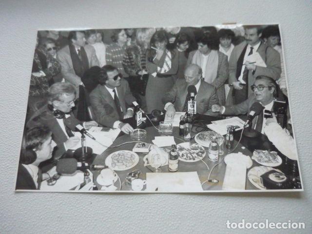 Fotos de cantantes: JULIO IGLESIAS CANTANTE EN LA ESTACION DE LA NOCHE ANTIGUA FOTOGRAFIA ORIGINAL 16.5 X 24 CM