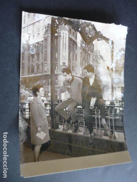 Fotos de cantantes: EL DUO DINAMICO EN LA GRAN VIA DE MADRID CONJUNTO MUSICAL ANTIGUA FOTOGRAFIA ORIGINAL 18 X 24 CM
