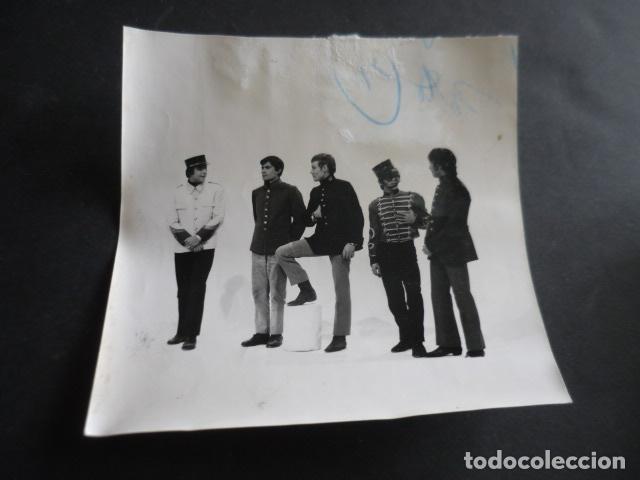 Fotos von Musikern: LOS BRAVOS CONJUNTO MUSICAL ANTIGUA FOTOGRAFIA ORIGINAL 18 X 18 CM