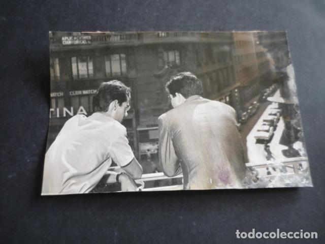 Fotos de cantantes: EL DUO DINAMICO EN LA GRAN VIA DE MADRID CONJUNTO MUSICAL ANTIGUA FOTOGRAFIA ORIGINAL 18 X 12 CM