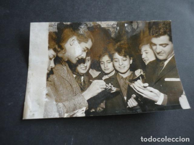 Fotos de Cantores: DUO DINAMICO CONJUNTO MUSICAL FIRMANDO AUTOGRAFOS ANTIGUA FOTOGRAFIA ORIGINAL 12 X 18 CM