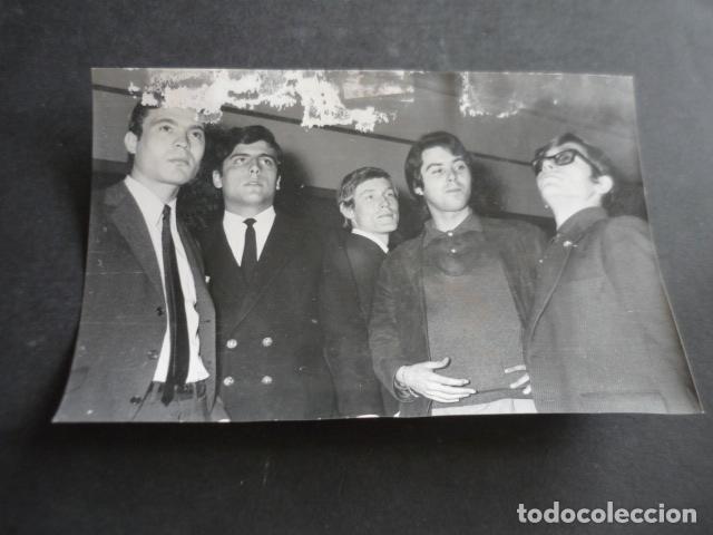 Fotos von Musikern: LOS BRAVOS CONJUNTO MUSICAL ANTIGUA FOTOGRAFIA ORIGINAL 18 X 12 CM