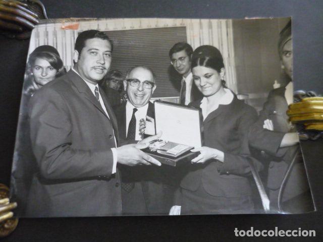 Fotos de Cantores: LOS ANGELES EL MANAGER RECOGIENDO PREMIO CONJUNTO MUSICAL ANTIGUA FOTOGRAFIA ORIGINAL 18 X 24 CM