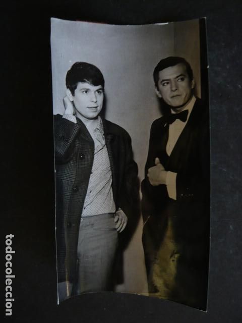 Fotos de cantantes: PALITO ORTEGA CANTANTE CON RAPHAEL ANTIGUA FOTOGRAFIA ORIGINAL 13 X 18 CM