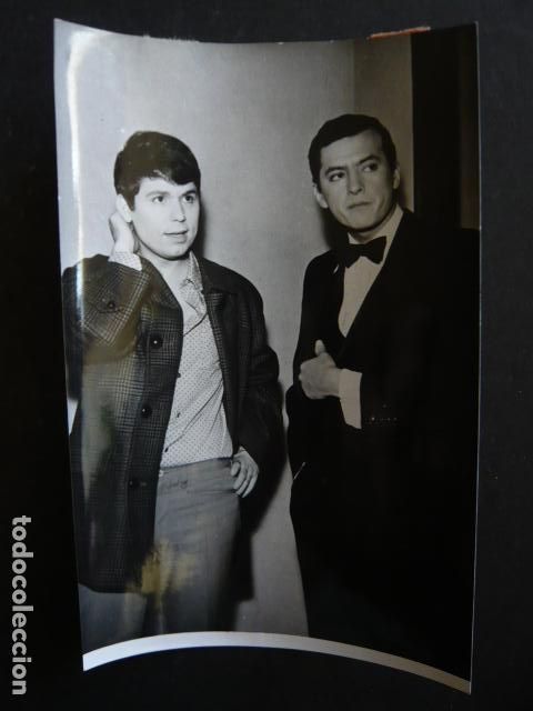 Fotos de cantantes: PALITO ORTEGA CANTANTE CON RAPHAEL ANTIGUA FOTOGRAFIA ORIGINAL 13 X 18 CM