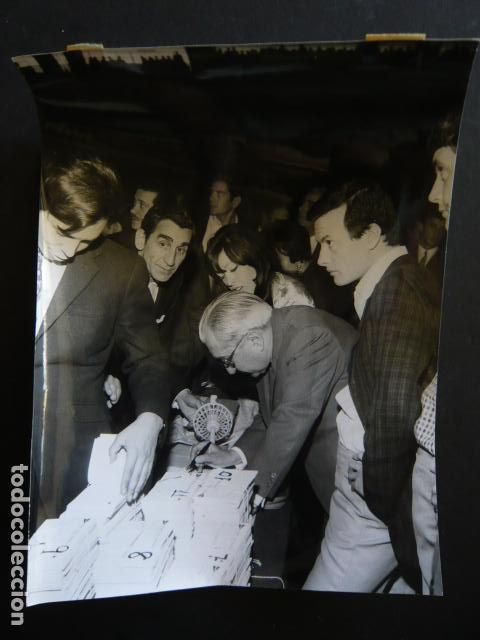 Fotos de cantantes: PALITO ORTEGA CANTANTE CON MASSIEL FIRMANDO AUTOGRAFOS ANTIGUA FOTOGRAFIA ORIGINAL 18 X 24 CM