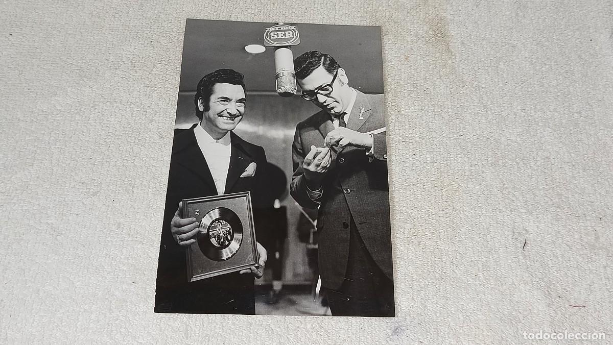 Fotos de cantantes: ANTIGUA FOTOGRAFIA DISCO ARSA Y OLE MANOLITO DIAZ RADIO SER TOMAS MARTIN BLANCO FOTO PORRAS A&Ntilde;OS 60