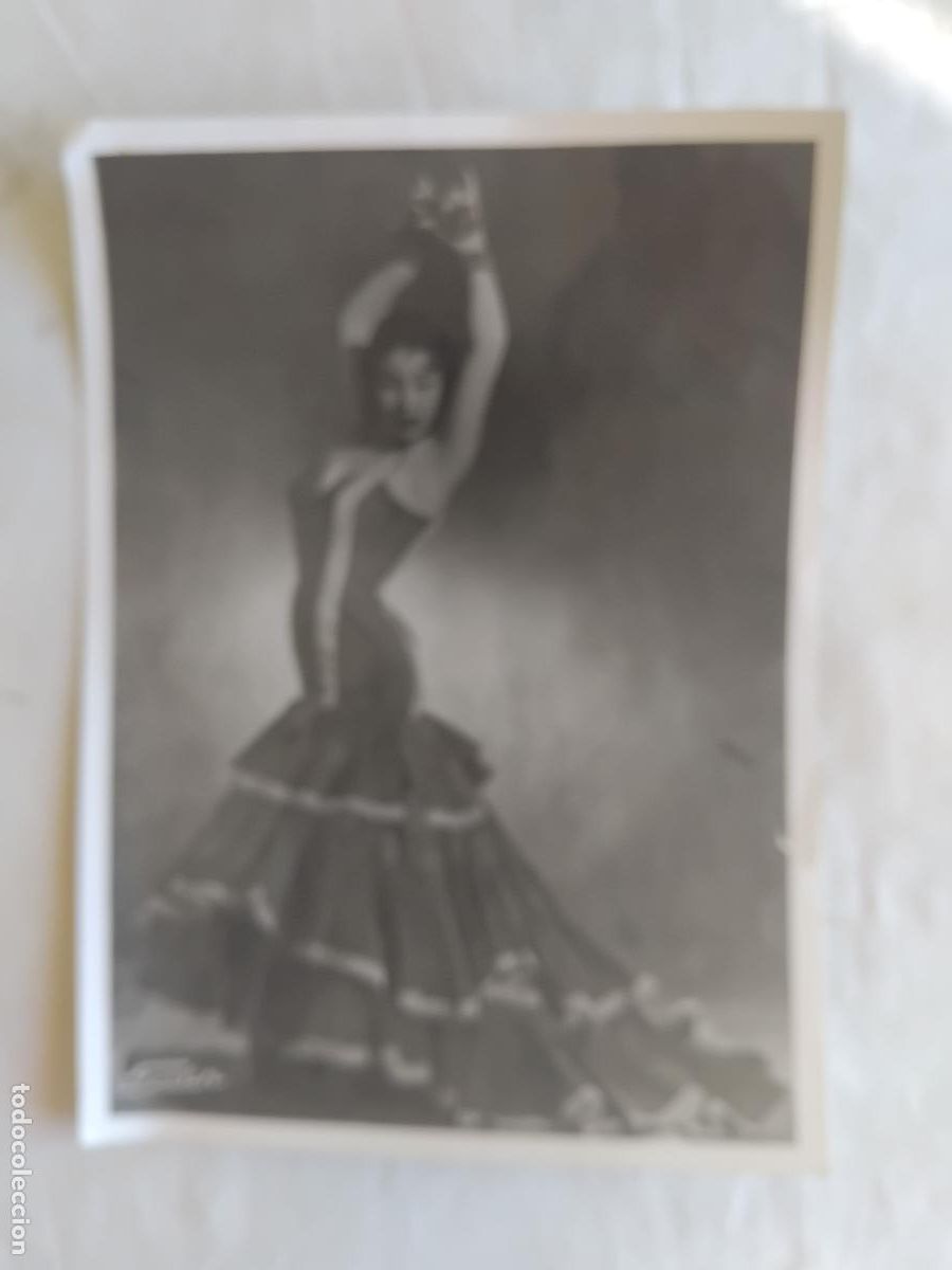Fotos de cantantes: FOTOGRAFIA DE LOLITA DE CADIZ FIRMADA Y DEDICADA EN EL REVERSO DE LA FOTO. 24 X 18 CM.