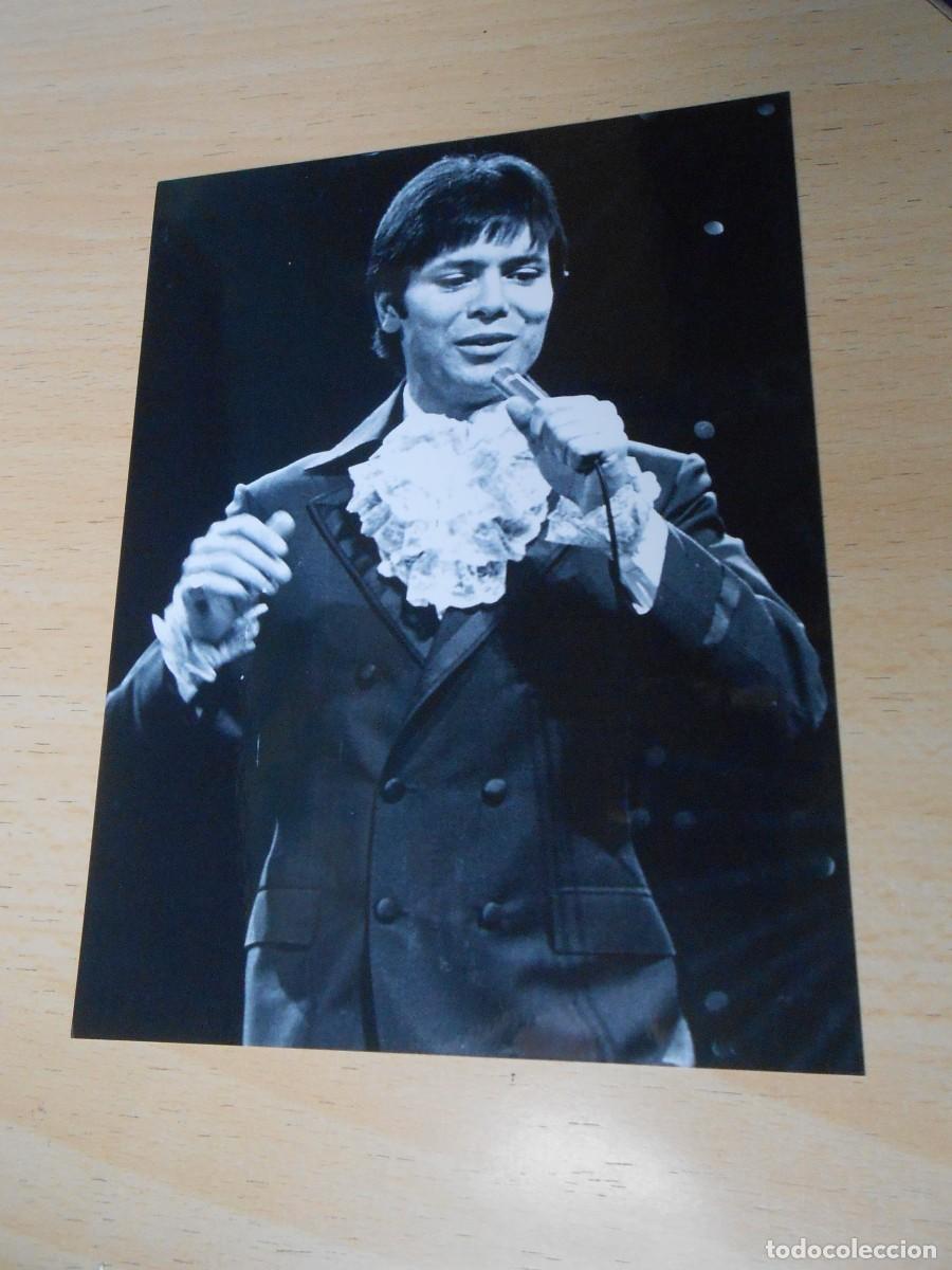 Fotos de cantantes: COPIA de FOTO de - CLIFF RICHARD - de 12,5 x 16,5 cms.