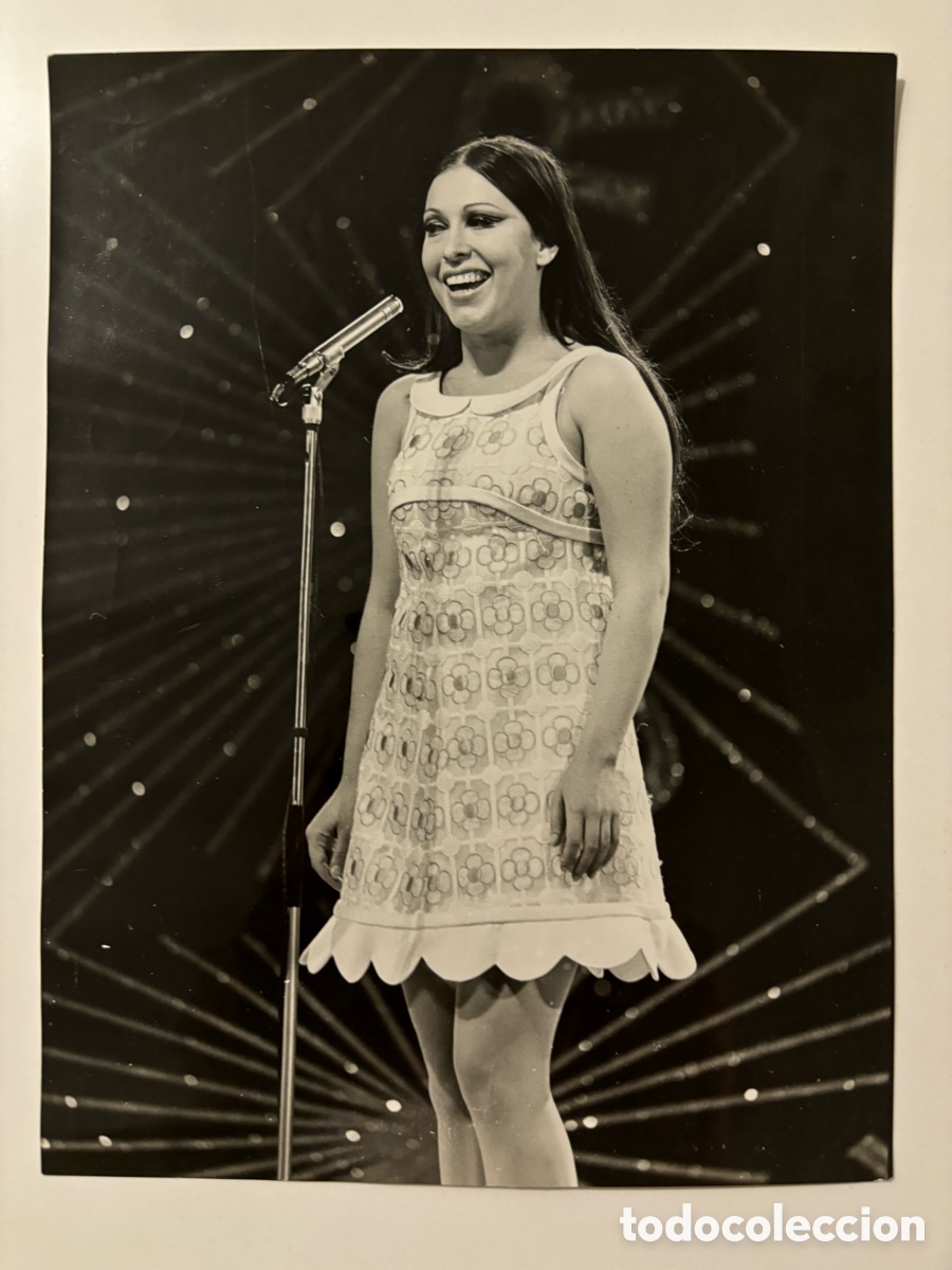 Fotos de cantantes: Foto original de Massiel en Eurovision cantando la la la