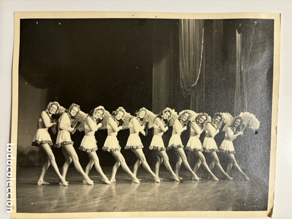 Fotos de cantantes: Foto original de vedettes en el escenario de un teatro