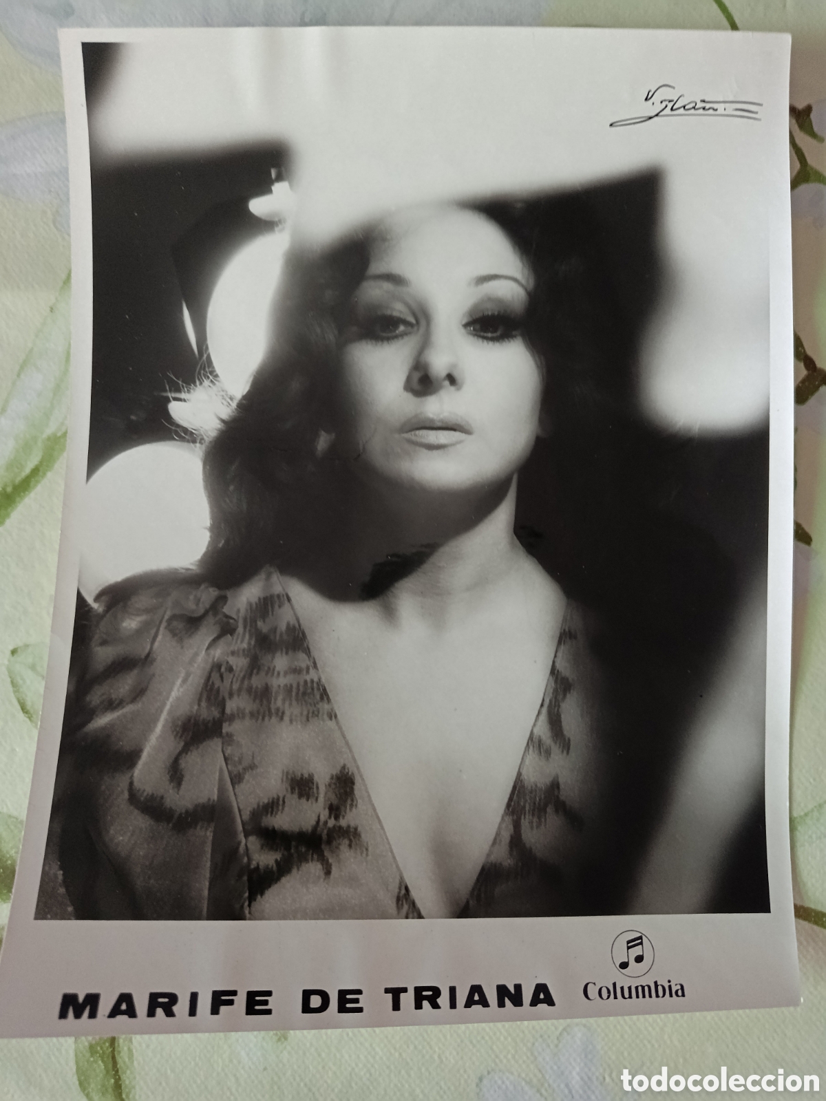 Fotos de cantantes: Marif&eacute; de Triana fotograf&iacute;a del sello Columbia 18 X 24 ctms.