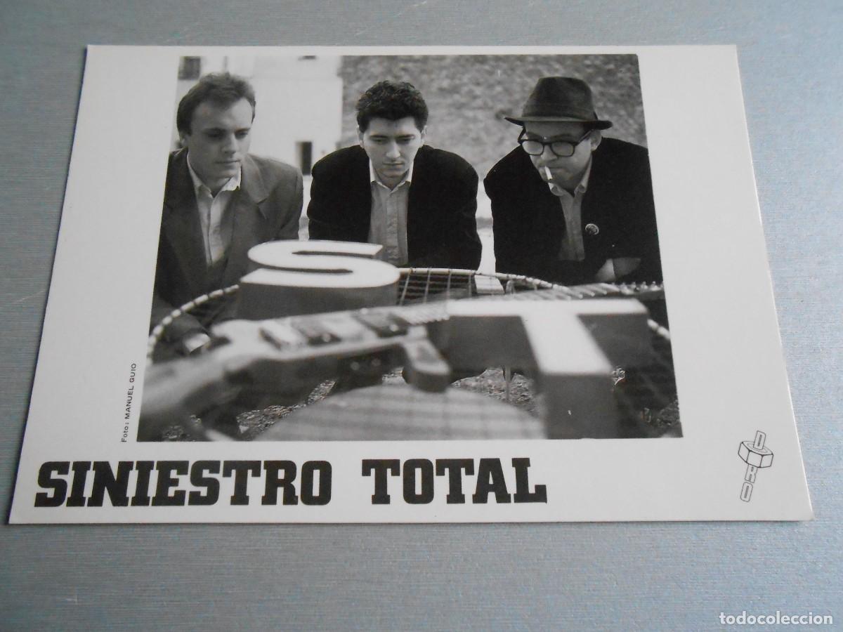 Fotos de cantantes: FOTO de - SINIESTRO TOTAL - de 15 x 10,5 cms.