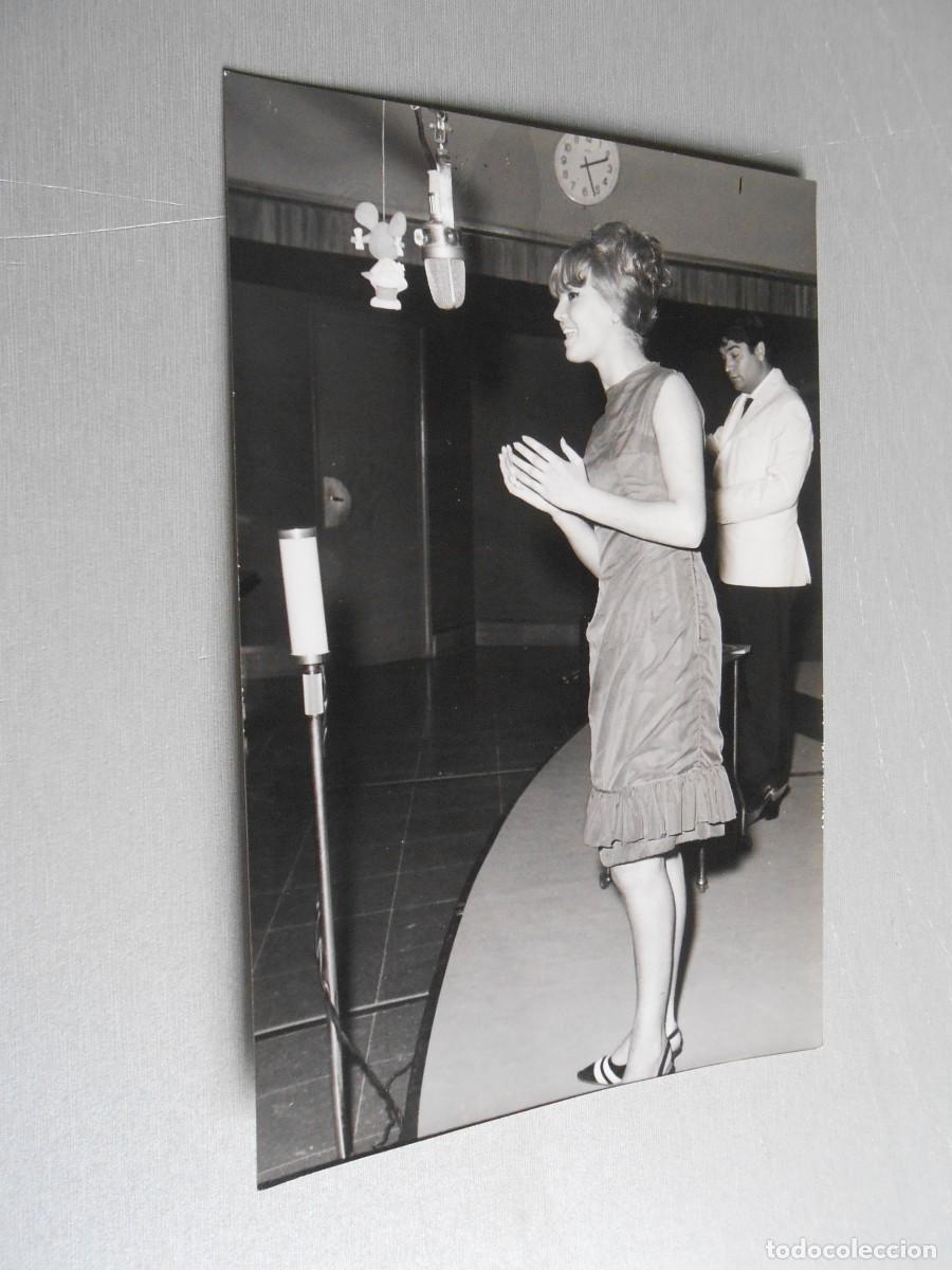 Fotos de cantantes: FOTO de - BETINA - de 12 x 18 cms.