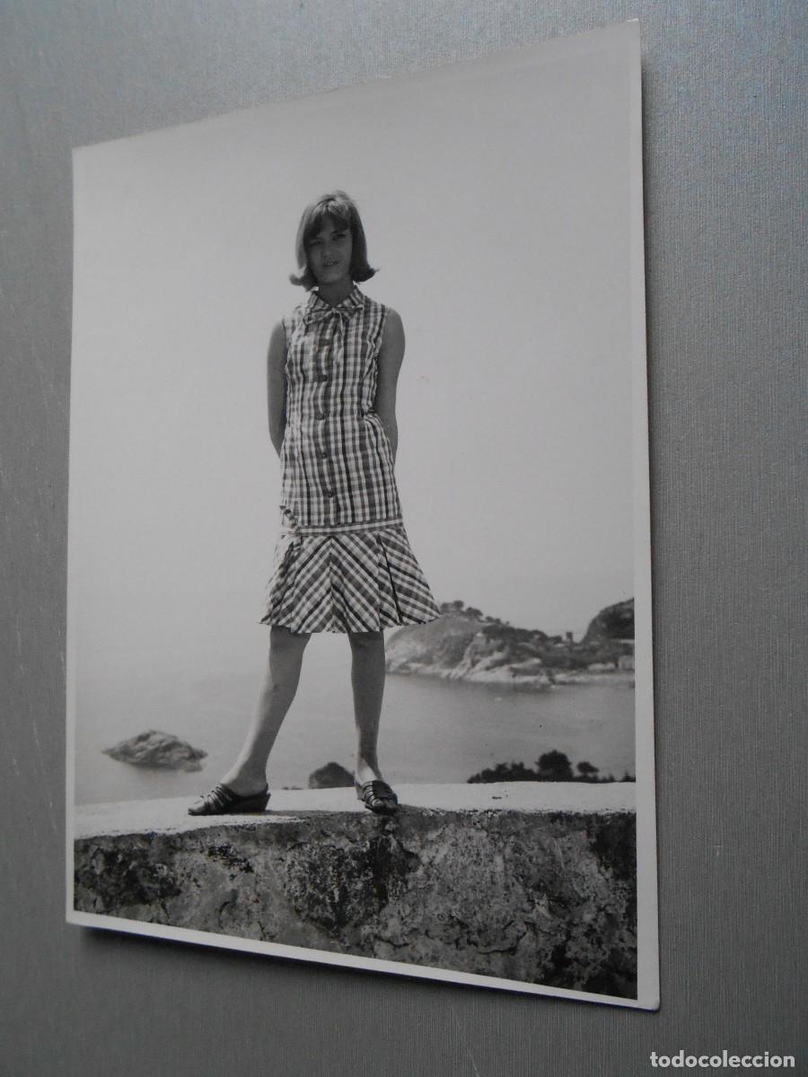 Photos de Chanteurs et Chanteuses: FOTO de - BETINA - de 13 x 18 cms.