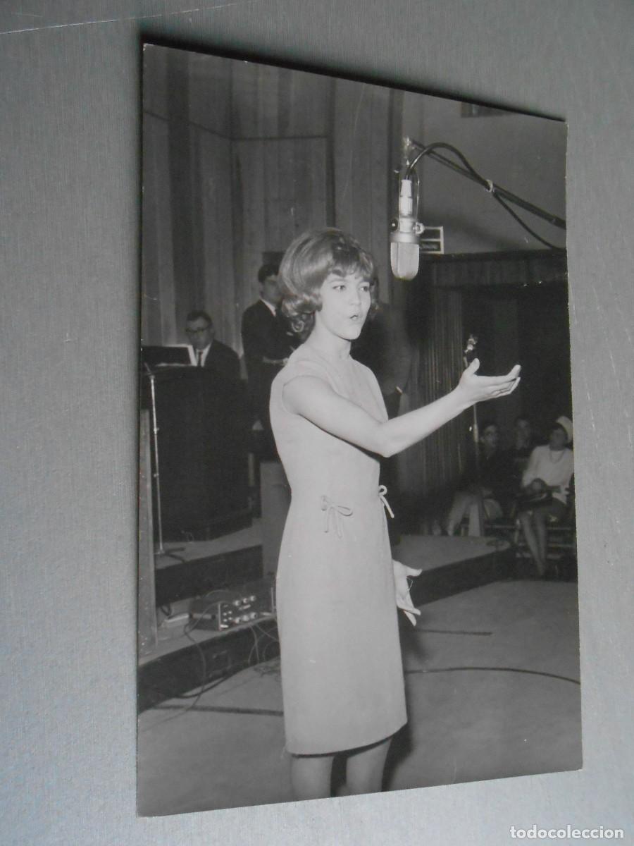Fotos de cantantes: FOTO de - BETINA - de 12 x 18 cms.