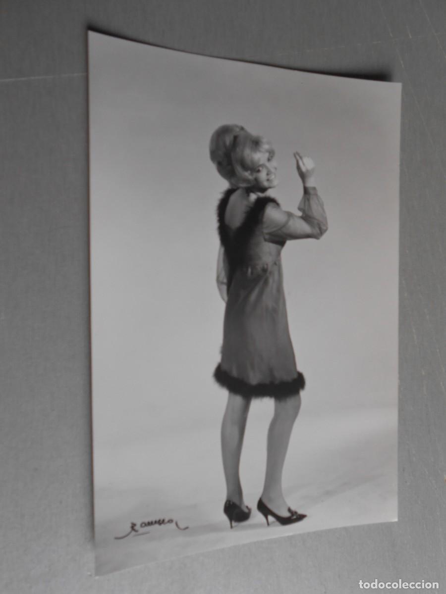 Fotos de cantantes: FOTO de - BETINA - de 11,5 x 17 cms.