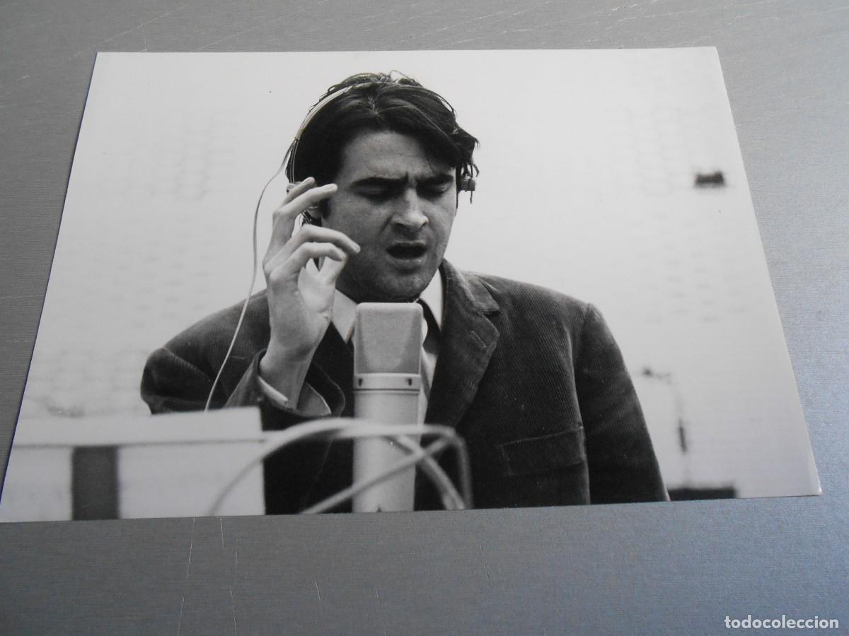 Fotos de cantantes: FOTO de - LUIS EDUARDO AUTE - de 24 x 18 cms.