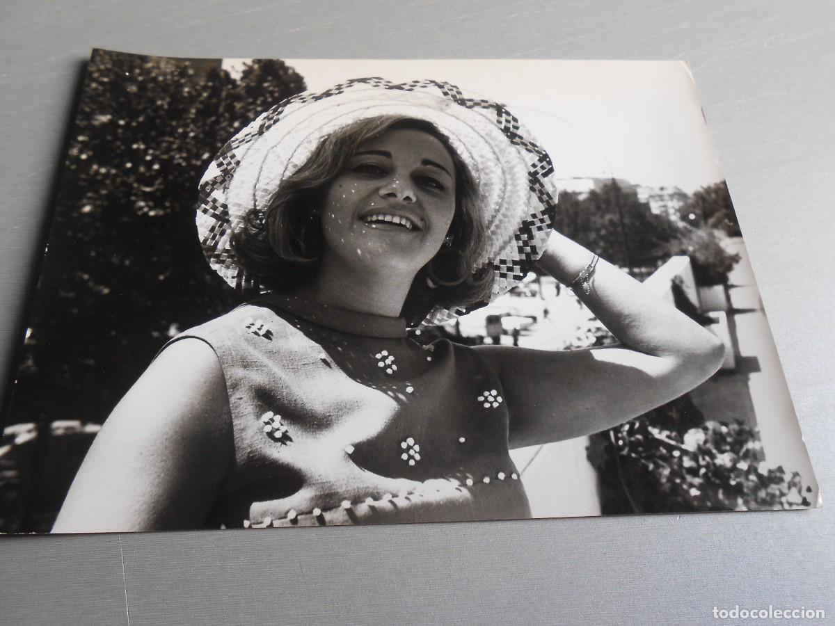 Fotos de cantantes: FOTO de - ADRIANGELA - de 24 x 18 cms.