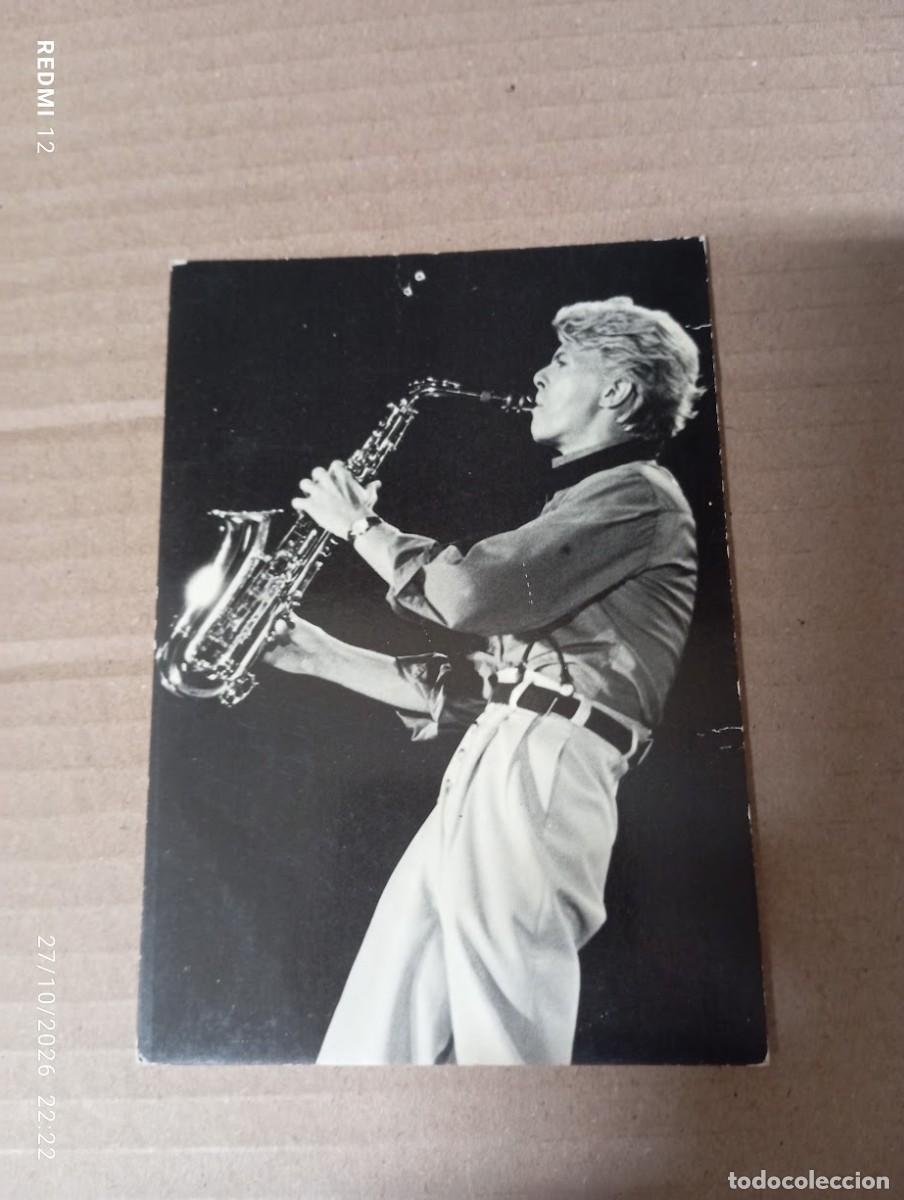 Fotos de cantantes: POSTAL DAVID BOWIE TOCANDO SAXOFON
