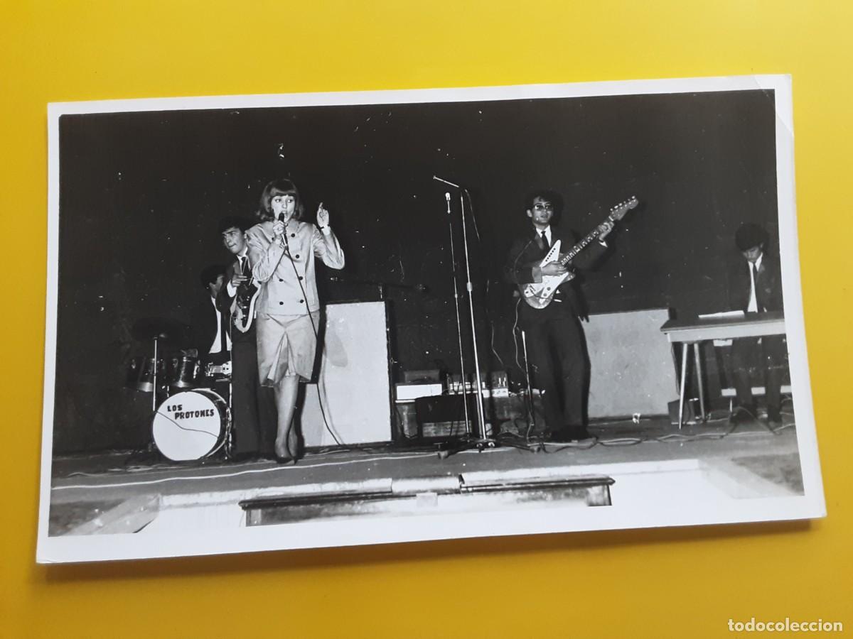 Fotos de cantantes: Foto original de &eacute;poca de los Protones con posiblemente la cantante Mary Gema