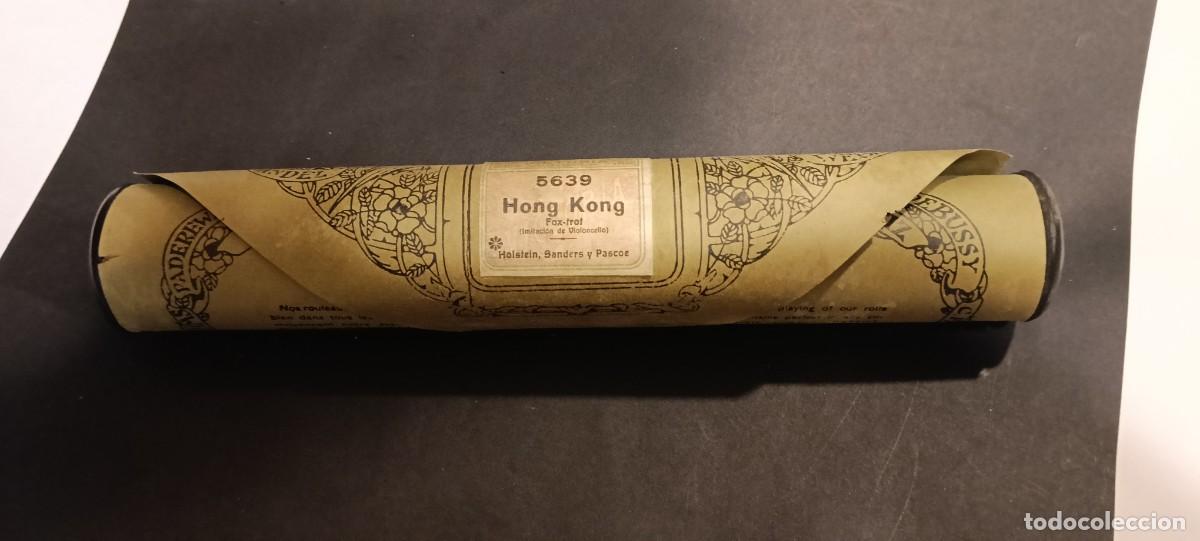 Musical scores: Antiguo rollo de pianola o rollo de papel perforado para piano mec&aacute;nico de la marca Victoria.