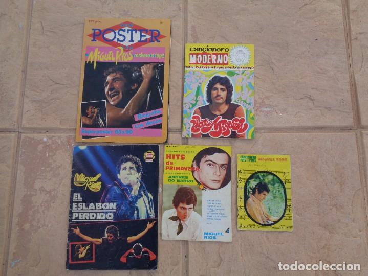 Revistas de m&uacute;sica: LOTE DE 5 REVISTAS DEL CANTANTE MIGUEL RIOS, EN DOS CONTIENE POSTER