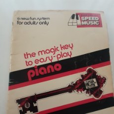 Revistas de música: THE MAGIC KEY TO EASY PLAY PIANO, 1975 INGLÉS. Lote 331009353