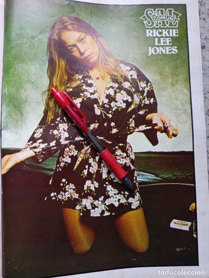 Music magazines: POSTER DE RICKIE LEE JONES, NUEVA REINA DEL COUNTRY. REVERSO RAVI SHANKAR. RECORTE SAL COMUN 1979
