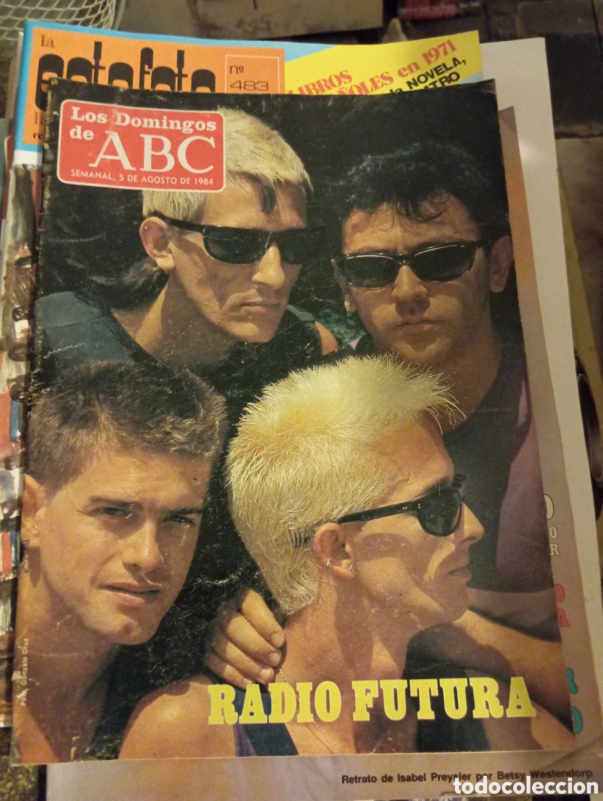 Revistas de m&uacute;sica: Revista Dominical de ABC con portada del ic&oacute;nico grupo Radio futura. A&ntilde;o 1984