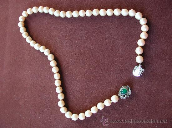 Nuevo: COLLAR DE PERLAS CON CIERRE PLATEADO Y PIEDRA VERDE - Foto 1