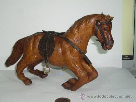 Novo: CABALLO FORRADO DE PIEL  CON ESTRIBOS DE BRONCE