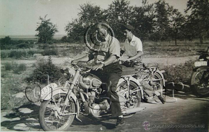 Nuevo: ANTIGUA FOTOGRAFIA DE UN MOTORISTA CON UNA MOTO PEUGEOT EN TORREBLANCA CASTELLON