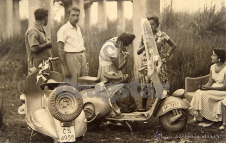 Nuevo: GRUPO DE JOVENES EN UNA EXCURSI&Oacute;N CON MOTOS VESPAS, EN CASTELLON A&Ntilde;OS 60