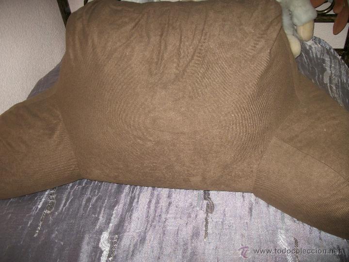 Nuevo: COJIN LUMBAR MARRON DE MICROFIBRA - NUEVO - Foto 2