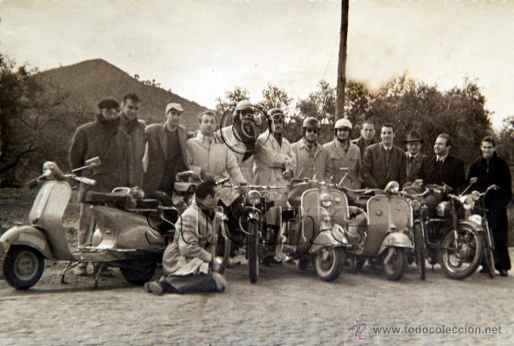 Nuevo: CURIOSA FOTOGRAFIA DE JOVENES EN VESPA EN UNA EXCURSI&Oacute;N