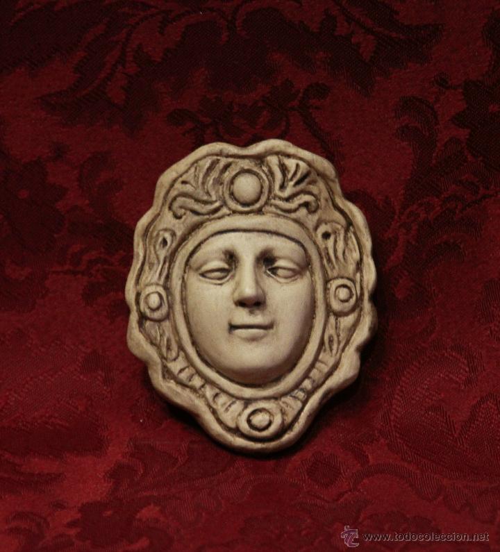 Nuevo: Peque&ntilde;o relieve del rostro de la virgen del rocio. - Foto 1
